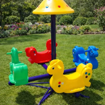 Enfants s'amusant sur un manège 4 places lumineux et sécurisé.