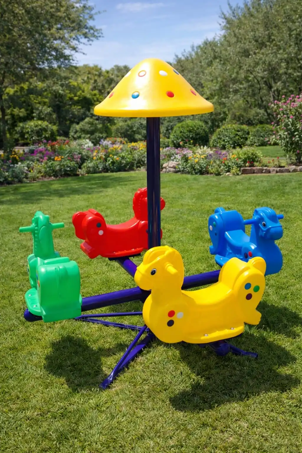 Enfants s'amusant sur un manège 4 places lumineux et sécurisé.